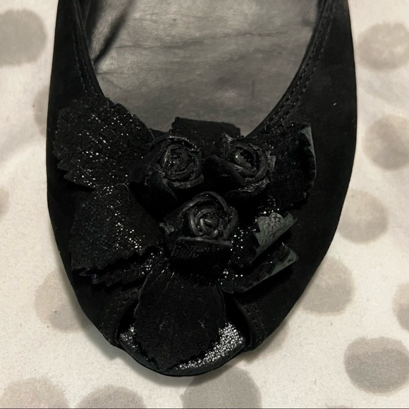 Donald Pliner Black Suede Flower Peep Toe with Elastic Flats Size 6 - Picture 7 of 9